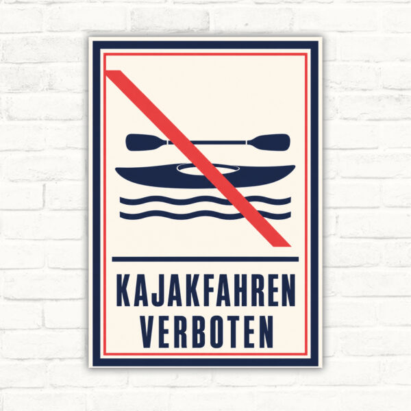 Schild mit rotem Verbotssymbol und Text „Kajakfahren verboten“ als bedrucktes Verbotsschild in Hochformat.