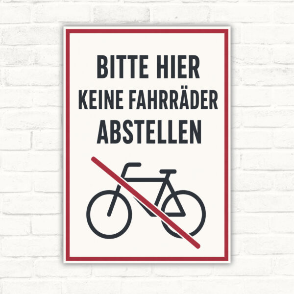 Schild mit dem Text „Bitte hier keine Fahrräder abstellen“ und durchgestrichenem Fahrrad in Rot und Schwarz.