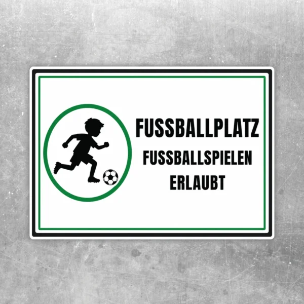 Fußballplatz Aufkleber mit Spieler-Symbol, grünem Rahmen und Text Fußballplatz Fußballspielen erlaubt im Querformat.