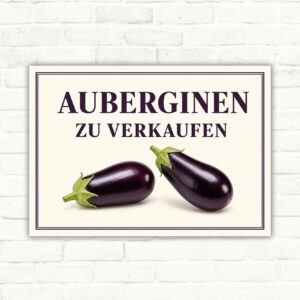 Auberginen zu verkaufen Schild mit zwei Auberginen und großer Überschrift für den Verkaufsstand.