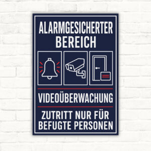 Hochformatiges Videoüberwachungsschild mit Text „Alarmgesicherter Bereich, Videoüberwachung, Zutritt nur für Befugte Personen“ in Dunkelblau, Weiß und Rot.
