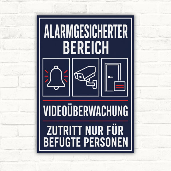 Hochformatiges Videoüberwachungsschild mit Text „Alarmgesicherter Bereich, Videoüberwachung, Zutritt nur für Befugte Personen“ in Dunkelblau, Weiß und Rot.