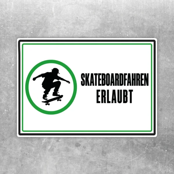 Skateboardfahren erlaubt Aufkleber im Querformat mit grünem Kreis, Skater-Symbol und schwarzem Text auf weißem Grund.