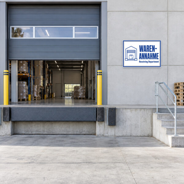 KI-generiertes Anwendungsbeispiel: Warenannahme Schild mit Receiving Department Motiv, montiert an einer Lagertür zur klaren Wegeführung.