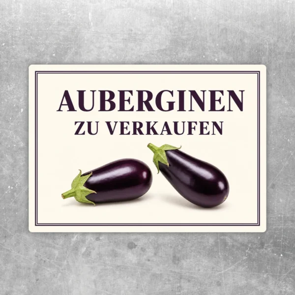 Aufkleber mit der Aufschrift „Auberginen zu verkaufen“ und zwei violetten Auberginen auf hellem Hintergrund.