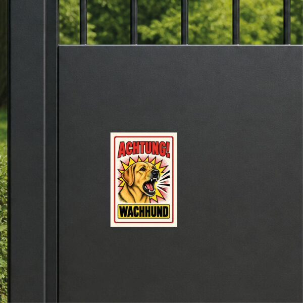 Labrador Retriever Schild Achtung Wachhund – Anwendungsbeispiel am Grundstückseingang