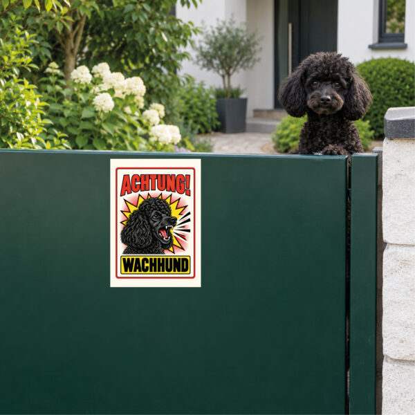 Zwergpudel Aufkleber Achtung Wachhund – Anwendungsbeispiel am Grundstückseingang
