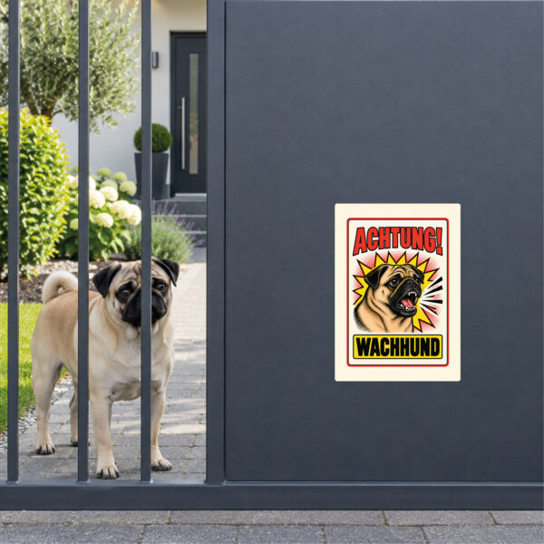Mops Aufkleber Achtung Wachhund – Anwendungsbeispiel am Grundstückseingang