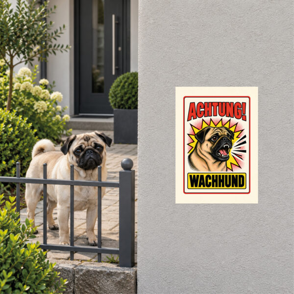 Mops Schild Achtung Wachhund – Anwendungsbeispiel am Grundstückseingang