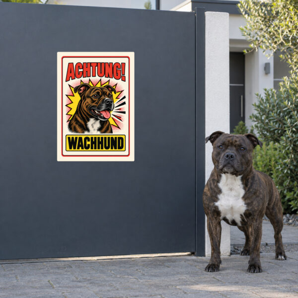 Staffordshire Bullterrier Aufkleber „Achtung! Wachhund“ im Retro-Comicstil – Hochformat – Anwendung am Eingang
