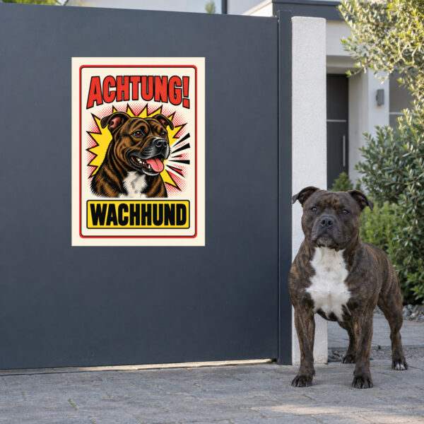 Staffordshire Bullterrier Schild „Achtung! Wachhund“ im Retro-Comicstil – Hochformat – Anwendung am Eingang