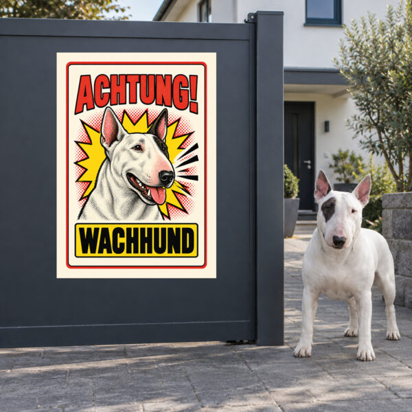 Bullterrier Schild „Achtung! Wachhund“ im Retro-Comicstil – Hochformat – Anwendung am Eingang