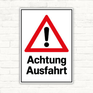 Achtung Ausfahrt Warnschild mit Warndreieck