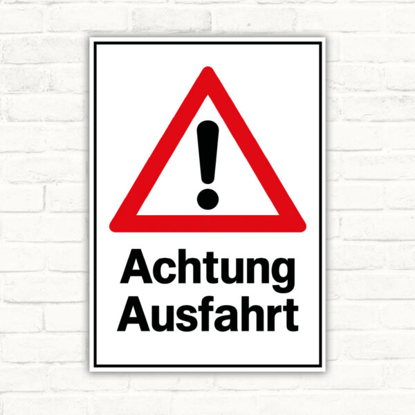 Achtung Ausfahrt Warnschild mit Warndreieck