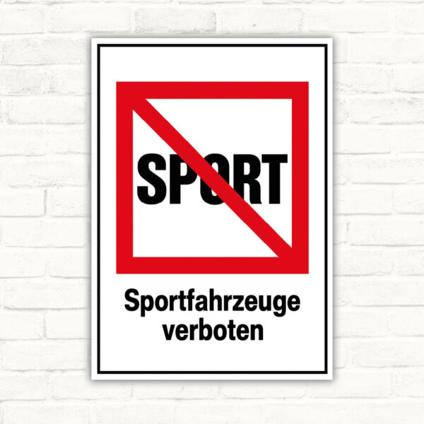 Sportfahrzeuge verboten Schild mit Text – Hochformat