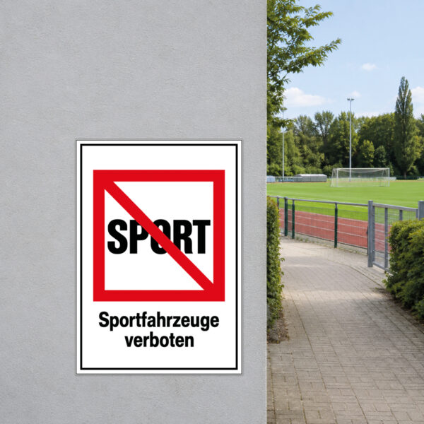 Sportfahrzeuge verboten Schild mit Text – Hochformat – Bild 2