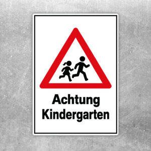 Achtung Kindergarten Warnaufkleber mit Kinder-Symbol – Hochformat
