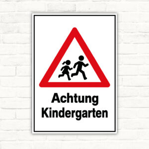 Achtung Kindergarten Warnschild mit Kinder-Symbol – Hochformat