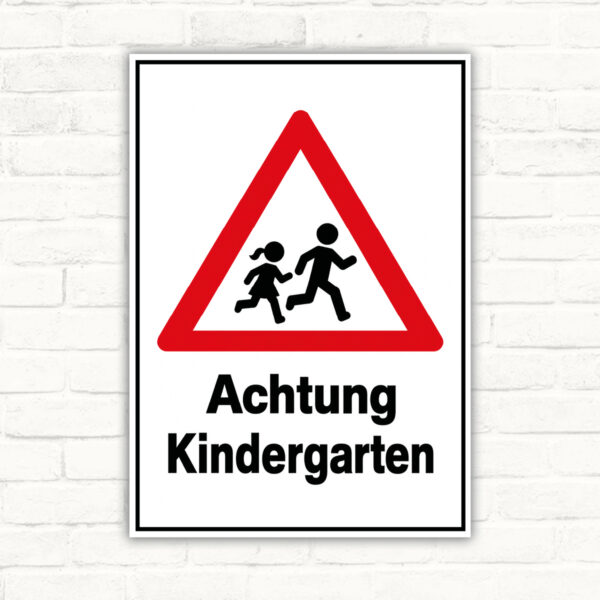 Achtung Kindergarten Warnschild mit Kinder-Symbol – Hochformat