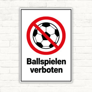 Ballspielen verboten Schild mit Fußballsymbol – Hochformat