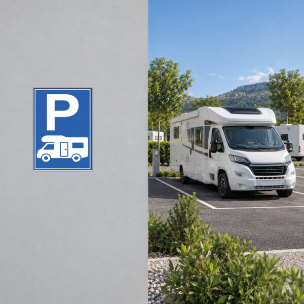 Wohnmobil-Parkplatz Schild mit P-Symbol – Hochformat – Bild 2