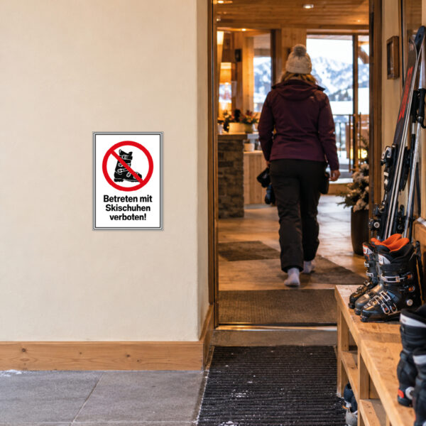 Betreten mit Skischuhen verboten Schild – Hochformat – Bild 2