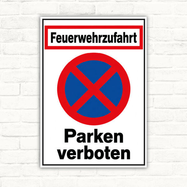 Feuerwehrzufahrt – Parken verboten Schild mit Parkverbotssymbol – Hochformat