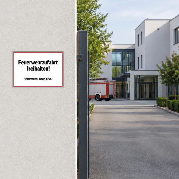 Feuerwehrzufahrt freihalten Schild – Halteverbot nach StVO – Querformat – Bild 2