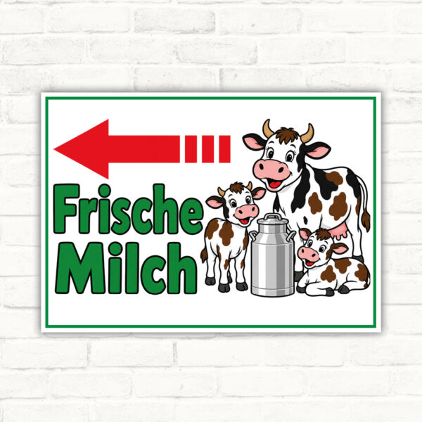 Frische Milch links Schild mit Kühen - Querformat