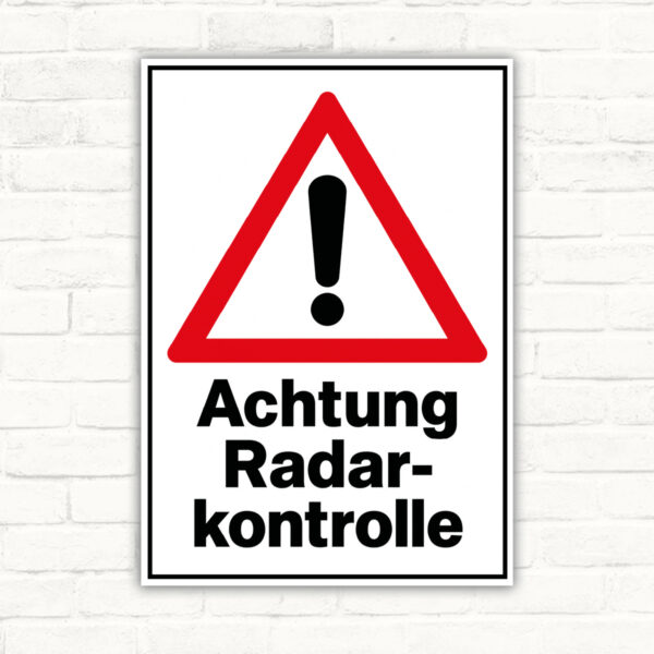Achtung Radarkontrolle mit Warndreieck Schild - Hochformat