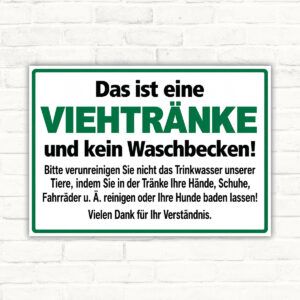 Das ist eine Viehtränke als Schild im Querformat – Originalmotiv auf neutralem Hintergrund