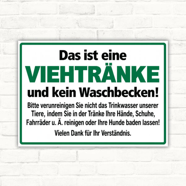 Das ist eine Viehtränke als Schild im Querformat – Originalmotiv auf neutralem Hintergrund