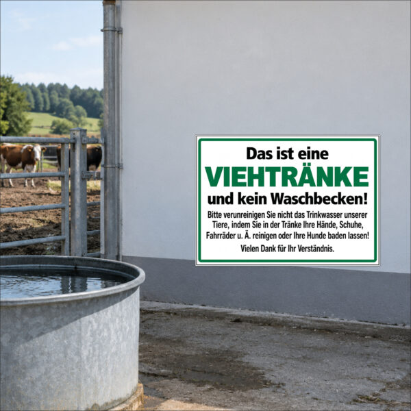 Das ist eine Viehtränke als Schild im Querformat – beispielhaft an einer Stallwand angebracht