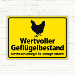 Wertvoller Geflügelbestand – Huhn als Schild im Querformat – Originalmotiv auf neutralem Hintergrund