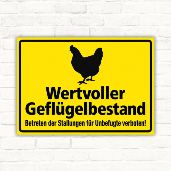 Wertvoller Geflügelbestand – Huhn als Schild im Querformat – Originalmotiv auf neutralem Hintergrund