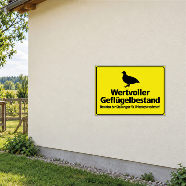 Wertvoller Geflügelbestand – Vogelmotiv als Schild im Querformat – beispielhaft an einer Stallwand angebracht