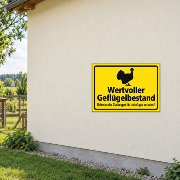 Wertvoller Geflügelbestand – Truthahn als Schild im Querformat – beispielhaft an einer Stallwand angebracht