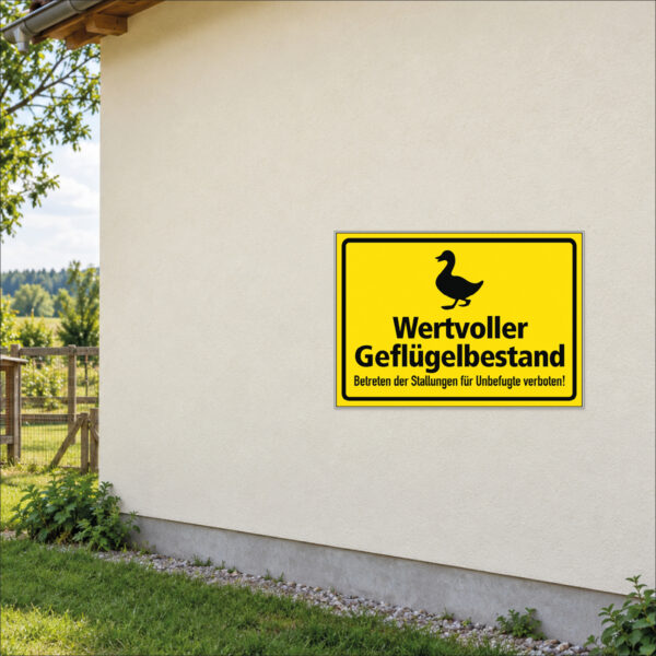 Wertvoller Geflügelbestand – Ente als Schild im Querformat – beispielhaft an einer Stallwand angebracht