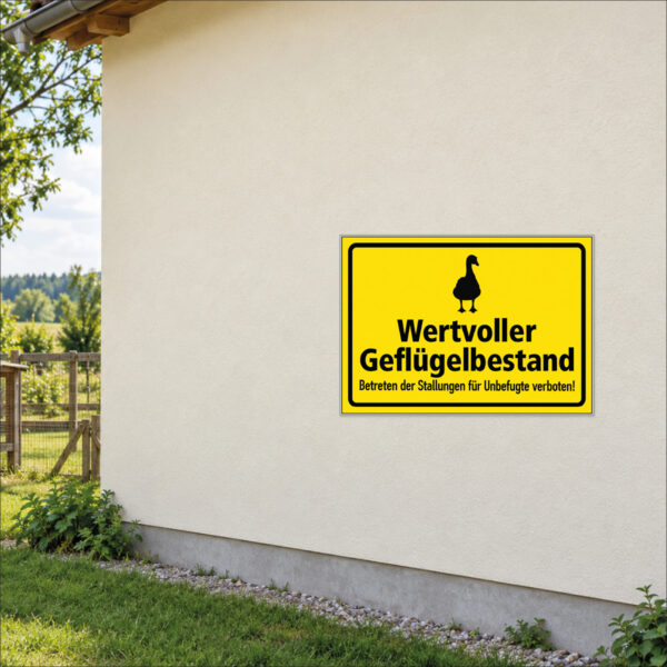 Wertvoller Geflügelbestand – Gans als Schild im Querformat – beispielhaft an einer Stallwand angebracht
