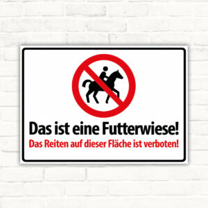 Futterwiese – Reiten verboten als Schild im Querformat – Originalmotiv auf neutralem Hintergrund