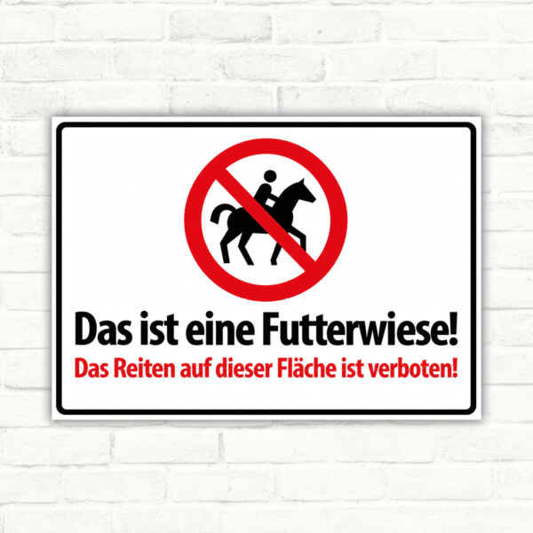 Futterwiese – Reiten verboten als Schild im Querformat – Originalmotiv auf neutralem Hintergrund