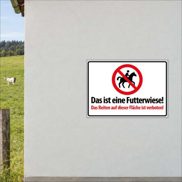Futterwiese – Reiten verboten als Schild im Querformat – beispielhaft an einer Stallwand angebracht