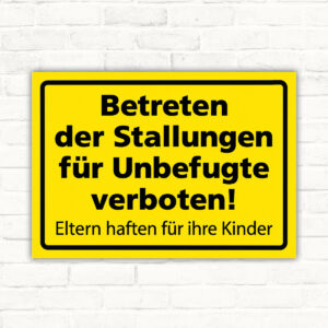 Betreten der Stallungen für Unbefugte verboten als Schild im Querformat – Originalmotiv auf neutralem Hintergrund