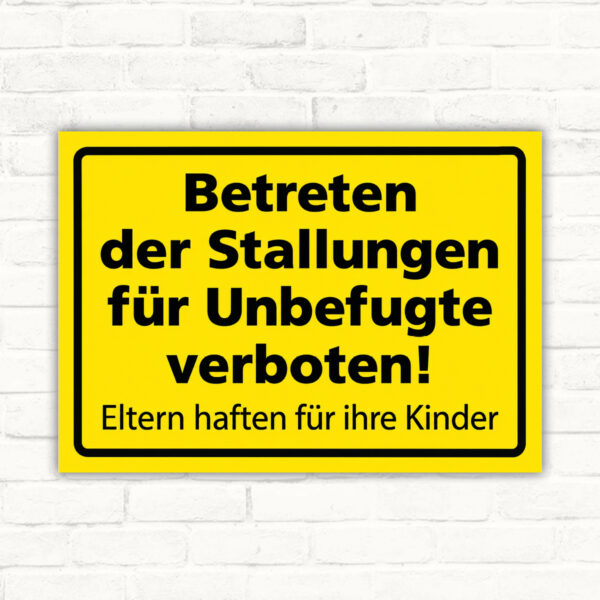 Betreten der Stallungen für Unbefugte verboten als Schild im Querformat – Originalmotiv auf neutralem Hintergrund