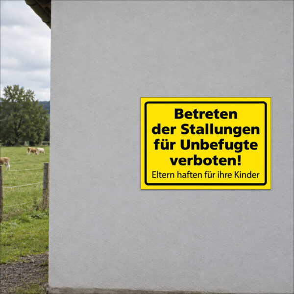 Betreten der Stallungen für Unbefugte verboten als Schild im Querformat – beispielhaft an einer Stallwand angebracht
