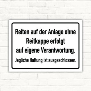 Reiten ohne Reitkappe auf eigene Verantwortung – Stallschild