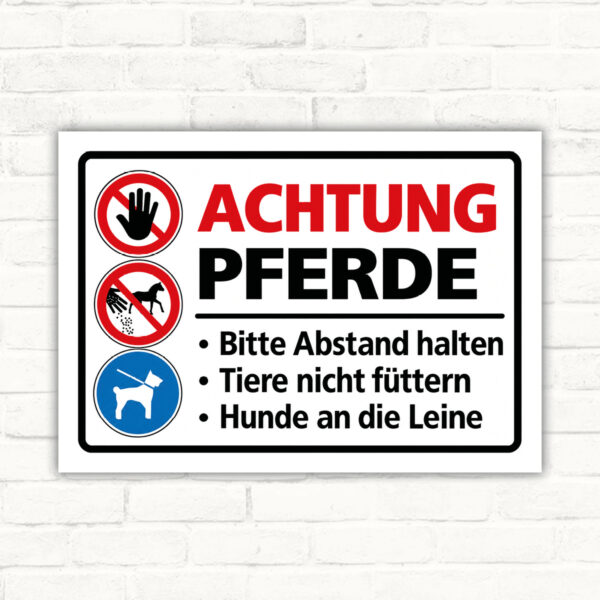 Achtung Pferde – Abstand halten und Hunde anleinen – Schild