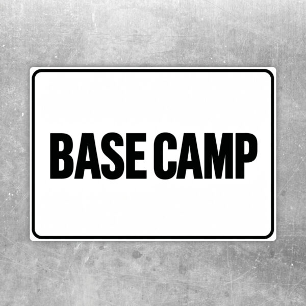 Base-Camp-Aufkleber mit schwarzem Schriftzug und Rahmen – Produktansicht