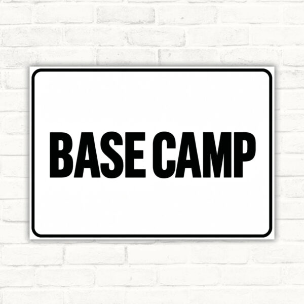 Base-Camp-Schild mit schwarzem Schriftzug und Rahmen – Produktansicht