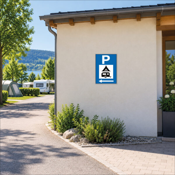 KI-generierte Anwendungsszene: P-Symbol mit Zelt, Wohnwagen und Pfeil nach links als Schild an einer ebenen Gebäudewand vor der linken Abzweigung